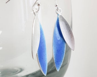 Boucles d'oreilles pendantes en argent sterling émaillé bleu clair avec feuille de laurier Boucles d'oreilles pendantes en forme de feuille de laurier en émail bleu clair Cadeau argenté et bleu