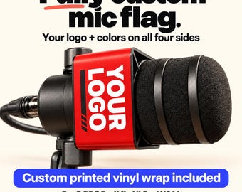 Può includere: Una bandierina per microfono rossa personalizzata fissata a un microfono nero con un antivento in schiuma nera. La bandierina riporta il testo YOUR LOGO. Il testo sull'immagine recita: Fully custom mic flag. Your logo + colors on all four sides. Custom printed vinyl wrap included. For RØDE PodMic XLR + WS14. Recording equipment not included.