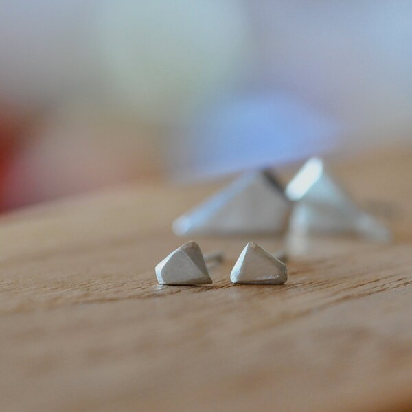 Mały 5mm geometryczne fasetowanych organicznych kształcie Stud kolczyki nowoczesny minimalistyczny Rustic recyklingu Eco-friendly Sterling Silver Jewelry Matt Finish