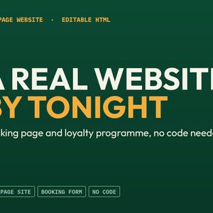 Könnte beinhalten: Eine dunkelgrüne digitale Grafik mit weißem und gelbem Text: ONE PAGE WEBSITE • EDITABLE HTML, A REAL WEBSITE BY TONIGHT, Booking page and loyalty programme, no code needed, sowie drei kleinen rechteckigen Schaltflächen mit der Beschriftung ONE PAGE SITE, BOOKING FORM, NO CODE.