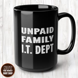 Peut inclure: Une tasse en céramique noire avec une grande anse, arborant le texte blanc vieilli UNPAID FAMILY I.T. DEPT sur le devant. Un petit logo circulaire dans le coin inférieur gauche contient le texte NOT THE WORST SHIRT SHOP.