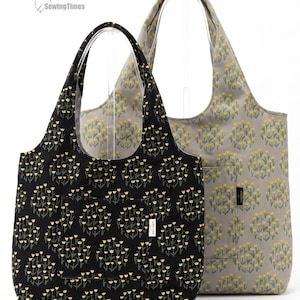 Könnte beinhalten: Zwei Tragetaschen mit einem sich wiederholenden gelben Blumenmuster auf schwarzem und grauem Hintergrund. Jede Tasche verfügt über eine große Vordertasche mit einem kleinen rechteckigen Etikett an der Seite. Die Taschen haben integrierte Schulterriemen.