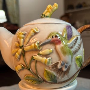 Vintage Takahashi San Francisco Tekanna, Handmålad 3D Kolibri och Trumpetblomma Keramik Tekanna, Tillverkad i Japan Mid Century Decor
