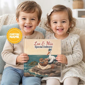 Può includere: Un libro per bambini con copertina rigida quadrata intitolato Leo & Mia Special Delivery. La copertina presenta un'illustrazione di una cicogna in piedi su una roccia accanto a due lontre in un fagotto bianco, con il testo stampato sopra.