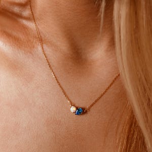 Personligt päron- och opalhalsband, halsband med två stenar, personligt pärlhänge med födelsesten, halsband med 18 karat guldplätering, present till henne