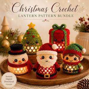 Puede incluir: Una colección de cinco linternas navideñas de ganchillo con forma de muñeco de nieve, árbol, regalo, Santa Claus y un elfo. Cada figura tiene una base hueca con una luz brillante. El texto dice Christmas Crochet Lantern Pattern Bundle.
