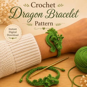 Puede incluir: Una pulsera de dragón tejida a ganchillo en color verde con pequeñas cuentas doradas, con un diseño de cabeza y cola de dragón. El texto dice Crochet Dragon Bracelet Pattern e Instant Digital Download. Un ganchillo dorado y lana verde.