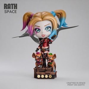 Può includere: Una statuetta in stile chibi di un personaggio con codini biondi con punte rosa e blu, che indossa un completo rosso e nero. La figura poggia su una base in legno con due iene, con il testo RATH SPACE e CRAFTED IN SPACE PRINT ON EARTH.