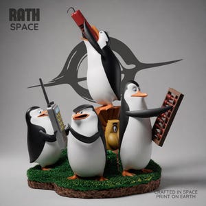 Op de afbeelding: Een beeldjesset met vier zwart-witte pinguïns op een groene basis. Eén pinguïn houdt een grijze radio vast, een andere een rode dynamietstaaf en een derde een houten telraam. De tekst RATH SPACE en CRAFTED IN SPACE PRINT ON EARTH zijn zichtbaar.