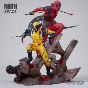 Può includere: Una statua da collezione dettagliata con due figure in pose d'azione dinamiche. Una figura indossa una tuta gialla e blu con artigli di metallo, l'altra una tuta rossa e nera con spade. Testo: RATH SPACE e CRAFTED IN SPACE PRINT ON EARTH.