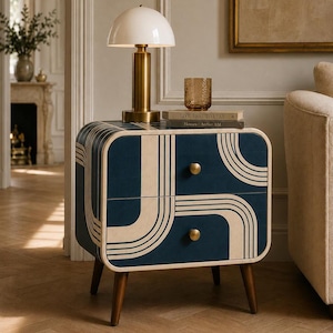 Table de chevet Art Déco artisanale en marqueterie d'os, élégante, avec poignées en laiton et pieds en noyer.