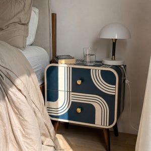 Art Deco nachtkastje met beeninleg | Marineblauwe hars nachtkastje, messing knoppen, walnoothouten poten