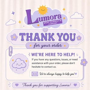 Puede incluir: Una tarjeta de agradecimiento en tono violeta claro con un sol sonriente y un gr&aacute;fico de nube. El texto dice Lumora Wrap Yourself In Comfort, Thank You For Your Order, We're Here To Help y Thank you for supporting Lumora con estrellas.
