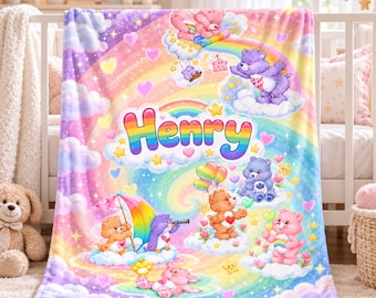 Puede incluir: Una manta de forro polar suave con un fondo de arcoíris colorido que presenta varios personajes de Care Bears, nubes, estrellas y corazones. El nombre Henry está impreso en letras grandes de colores del arcoíris en el centro.
