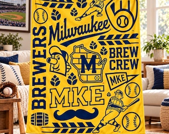 Puede incluir: Una manta de forro polar amarilla con gráficos de béisbol azul marino de los Milwaukee Brewers, que incluyen el nombre del equipo, el estado de Wisconsin, pelotas, bates, una mascota, un barril, un bigote y el texto Brew Crew y MKE.