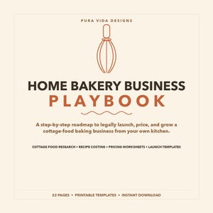 Puede incluir: Un documento digital titulado Home Bakery Business Playbook de Pura Vida Designs. Incluye un icono de batidor, una hoja de ruta para negocios de panadería casera y detalla 22 páginas de plantillas imprimibles, costes de recetas y hojas de precios.