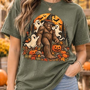 Halloween Shirt, Spooky Ghost Graphic Tee, Comfort Colors 1717 Moss Green Shirt, Vintage T-Shirt, Cute Halloween Gift zdjęcie 1