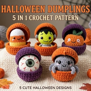 Puede incluir: Un patrón de ganchillo 5 en 1 titulado HALLOWEEN DUMPLINGS 5 IN 1 CROCHET PATTERN 5 CUTE HALLOWEEN DESIGNS que muestra cinco personajes de peluche: un maíz dulce, un monstruo verde, una calabaza naranja, un globo ocular y una araña gris.