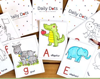 Könnte beinhalten: Eine Sammlung von Daily Dots Alphabet-Spielkarten mit Illustrationen von Tieren wie einem Alligator, einer Ziege und einem Elefanten. Einige Karten sind farbig, andere sind schwarz-weiße Umrisse zum Ausmalen. Jede Karte zeigt einen Buchstaben.