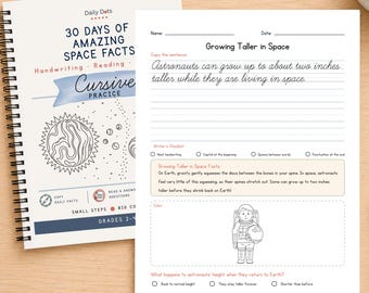 Könnte beinhalten: Ein spiralgebundenes Arbeitsheft mit dem Titel 30 Days of Amazing Space Facts und ein Übungsblatt für Schreibschrift mit dem Titel Growing Taller in Space. Die Seite enthält einen Satz zum Abschreiben, eine Checkliste, einen Infokasten und eine Astronautenzeichnung.
