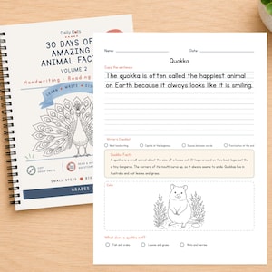 以下が含まれることがあります： クジャクのイラストが描かれた「30 Days of Amazing Animal Facts Volume 2」というタイトルのスパイラル綴じワークブックと、クオッカに関する書き取り練習用の線、豆知識、塗り絵エリアがあるワークシートのセット。