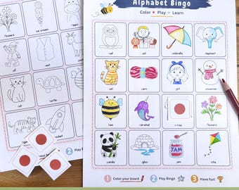 Könnte beinhalten: Ein Alphabet Bingo Spielblatt mit dem Titel Color, Play, Learn, das ein 4x4 Raster mit Illustrationen zeigt, darunter eine Eule, ein Tierarzt, ein Regenschirm, ein Elefant, eine Katze, Garn, ein Mädchen, ein Schneemann, eine Biene, ein Narwal, ein Röntgenbild, Blumen, ein Panda, ein Iglu, Marmelade und ein Drachen.