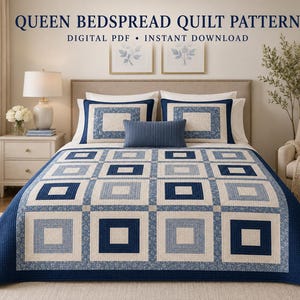Op de afbeelding: Een sprei quiltpatroon voor een queen-size bed met een geometrisch vierkant ontwerp in marineblauw, lichtblauw en crème. De tekst luidt QUEEN BEDSPREAD QUILT PATTERN DIGITAL PDF INSTANT DOWNLOAD. De quilt bedekt een bed met bijpassende kussens.