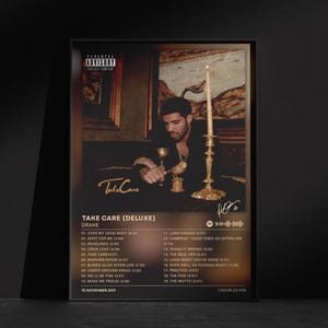 以下が含まれることがあります： ドレイクのアルバム「Take Care (Deluxe)」のジャケットが描かれた長方形のポスター。テーブルに座る人物、キャンドル、小さな鳥の置物が写っている。下部にはトラックリスト、タイトル、アーティスト名、リリース日が記載されている。