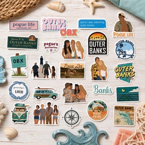 Puede incluir: Una colección de pegatinas de vinilo con temas de Outer Banks, que incluyen textos como Pogue Life, OBX y sorry i was watching outer banks, junto con ilustraciones de personajes, un faro, una brújula, furgonetas y paisajes costeros.