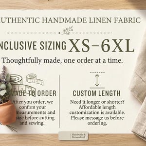 Puede incluir: Una tarjeta informativa blanca con texto en verde oscuro que dice AUTHENTIC HANDMADE LINEN FABRIC, INCLUSIVE SIZING XS-6XL, MADE TO ORDER y CUSTOM LENGTH. La tarjeta presenta un peque&ntilde;o jarr&oacute;n de terracota con lavanda y tela de lino beige doblada.