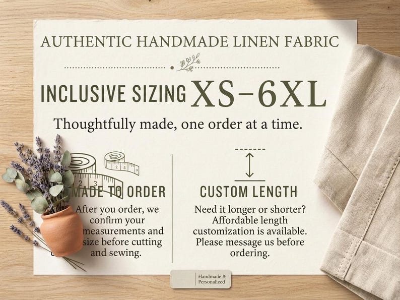 Puede incluir: Una tarjeta informativa blanca con texto en verde oscuro que dice AUTHENTIC HANDMADE LINEN FABRIC, INCLUSIVE SIZING XS-6XL, MADE TO ORDER y CUSTOM LENGTH. La tarjeta presenta un peque&ntilde;o jarr&oacute;n de terracota con lavanda y tela de lino beige doblada.