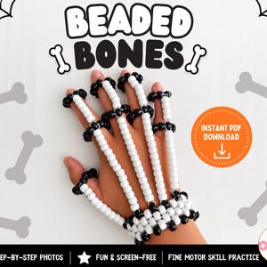 Könnte beinhalten: Ein Handaccessoire aus weißen und schwarzen Perlen, das wie eine Skeletthand geformt ist. Das Stück besteht aus langen weißen Perlensträngen, die von einem gewebten schwarz-weißen Perlenarmband ausgehen. Text lautet BEADED BONES.