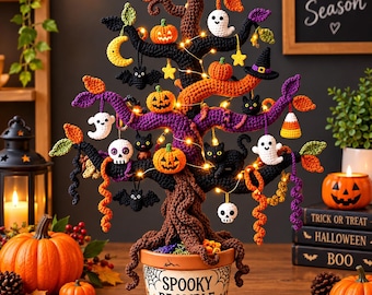 Op de afbeelding: Een gehaakte Halloween-boom in een pot met het opschrift "Spooky Bramble" en spinnenwebpatronen. De boom heeft paarse en zwarte takken versierd met gehaakte ornamenten zoals pompoenen, spoken, schedels, zwarte katten, vleermuizen en sterren, verlicht door lichtsnoeren.