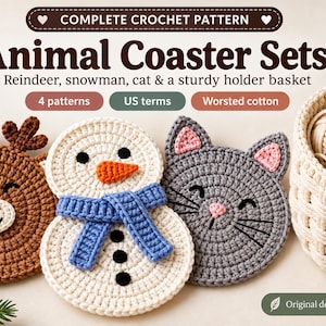 Puede incluir: Un patrón de ganchillo para posavasos de animales que incluye un reno marrón, un muñeco de nieve blanco con bufanda azul y un gato gris. El set incluye una cesta tejida resistente y usa algodón. El texto dice: Complete Crochet Pattern Animal Coaster Sets.