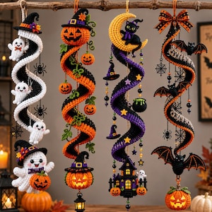 Może przedstawiać: Cztery wiszące dekoracje szydełkowe o tematyce Halloween. Pierwsza ma białe duszki i kapelusz czarownicy. Druga zawiera pomarańczowe dynie i kapelusz. Trzecia przedstawia żółty księżyc, czarnego kota i dom. Czwarta ma nietoperze i kokardę.