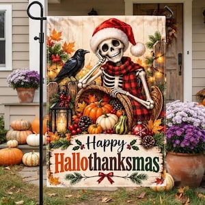 Könnte beinhalten: Eine dekorative Gartenflagge mit einem Skelett, das eine Weihnachtsmütze und einen rot-schwarzen Schal trägt und sich auf ein Füllhorn voller Kürbisse stützt. Zu sehen sind ein schwarzer Rabe, eine Laterne und der Text Happy Hallothanksmas.