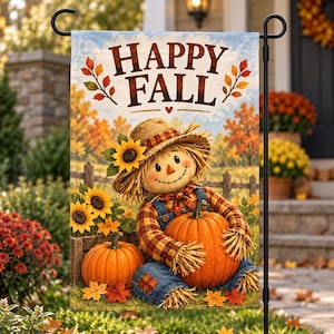 Könnte beinhalten: Eine rechteckige Gartenflagge mit dem Text HAPPY FALL in braunen Buchstaben. Die Abbildung zeigt eine Vogelscheuche mit Strohhut und kariertem Hemd, die mit zwei orangefarbenen Kürbissen und Sonnenblumen vor herbstlichen Bäumen sitzt.