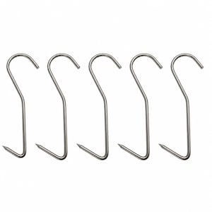 Könnte beinhalten: Fünf silberfarbene S-Haken aus Metall, die in einer Reihe angeordnet sind. Jeder Haken verfügt über ein gebogenes Oberteil zum Aufhängen und ein scharfes, spitzes Ende zum Aufspießen oder Befestigen von Gegenständen. Glatte, polierte Oberfläche.