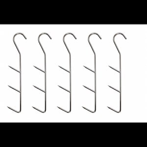 Könnte beinhalten: Ein Set aus fünf identischen silberfarbenen Metallhaken, jeder mit einer gebogenen oberen Schlaufe zum Aufhängen und einem vertikalen Schaft mit drei scharfen, spitzen Zinken, die in regelmäßigen Abständen nach außen ragen.