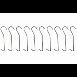 Könnte beinhalten: Ein Set aus zehn identischen silberfarbenen S-Haken, die in einer horizontalen Reihe angeordnet sind. Jeder Haken hat ein gebogenes Oberteil und eine spitz zulaufende, abgewinkelte Unterseite zum Aufhängen von Gegenständen an Stangen.