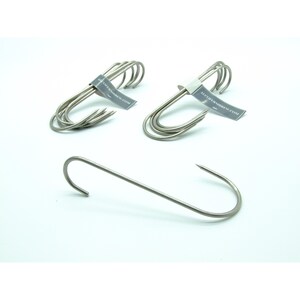 Könnte beinhalten: Ein Set aus silberfarbenen S-Haken aus Metall mit spitzen Enden. Zwei Bündel der Haken sind mit grauen Etiketten versehen, die den Text ALCOFERMBREW.COM tragen, und ein einzelner S-Haken liegt im Vordergrund und zeigt seine geschwungene Form.