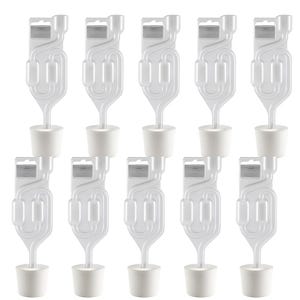 Könnte beinhalten: Ein Set aus zehn durchsichtigen S-förmigen Gärspunden aus Kunststoff, jeweils mit einem weißen, konischen Gummistopfen. Diese Geräte verfügen über ein Mehrkammerdesign zur Gasableitung und sind in zwei Reihen zu je fünf Stück angeordnet.