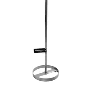 Puede incluir: Una herramienta de mezcla de metal plateado con un eje vertical largo unido a una base circular con una barra transversal. Una pequeña etiqueta rectangular negra con el texto blanco ALCOFERMBREW.COM está fijada al eje vertical.