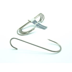 Könnte beinhalten: Ein Set aus silberfarbenen S-Haken aus Metall, wobei ein Haken flach liegt und die anderen mit einem kleinen grauen Etikett mit der Aufschrift ALCOFERMBREW.COM gebündelt sind. Jeder Haken hat ein gebogenes Ende und eine spitze Seite.