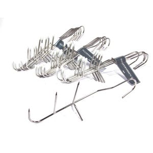 Könnte beinhalten: Ein Set aus Edelstahl-Fleischhaken mit spitzen Enden und einem gebogenen Haken zum Aufhängen. Jeder Haken ist mit einem dunklen Etikett versehen, das den weißen Schriftzug ALCOFERMBREW.COM trägt. Die Haken sind in einer Gruppe angeordnet.