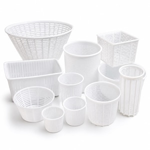 Pode incluir: Uma coleção de formas para queijo em plástico branco de vários formatos e tamanhos, incluindo recipientes redondos, quadrados e retangulares. Cada forma apresenta um design perfurado ou ranhurado para permitir a drenagem.