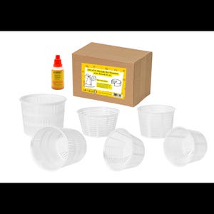 Op de afbeelding: Een set witte plastic kaasvormen met verticale sleuven en een klein flesje vloeibaar stremsel. De items zijn gerangschikt voor een bruine kartonnen doos met een geel label met een muisillustratie en de tekst Set of 25 Moulds for Cheeses with Rennet 50 ml.