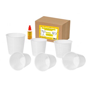 Op de afbeelding: Een set van 14 witte plastic kaasvormen met verticale afvoersleuven en geperforeerde bodems, vergezeld van een klein oranje flesje stremsel en een bruine kartonnen doos met een geel label met een illustratie van een muis en tekst.