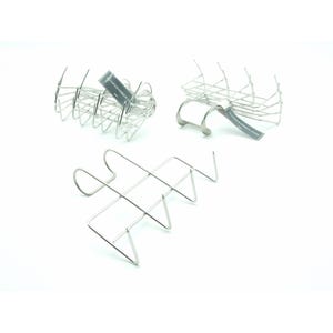 Könnte beinhalten: Drei silberfarbene Taco-Halter aus gebogenem Metalldraht. Jeder Halter verfügt über eine Reihe von V-förmigen Kanälen, um Taco-Schalen aufrecht zu halten. Zwei der Halter haben kleine graue rechteckige Etiketten mit dem Text ALCOFERMBREW.COM.