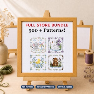 Op de afbeelding: Een houten lijst op een ezel met een collectie kruissteekpatronen getiteld FULL STORE BUNDLE 500 + Patterns! Het raster bevat vier vierkante ontwerpen: een grijze olifant met een windmolen, een witte zwaan, een gele eend en een bruine bever.